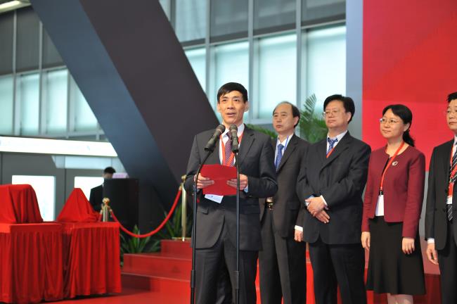 图片2 王志清董事长在拉斯维加斯3499浏览器上市仪式中讲话.JPG